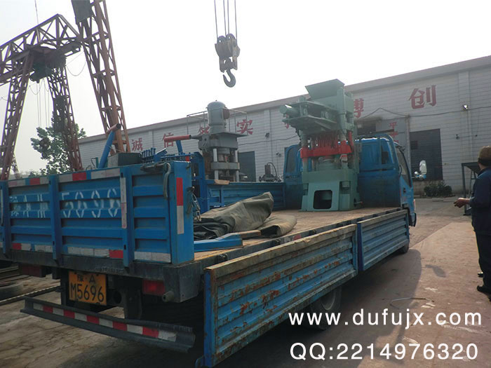 廣東魚餌壓塊機發(fā)貨現場