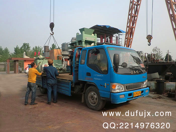 廣東魚餌壓塊機發(fā)貨現場